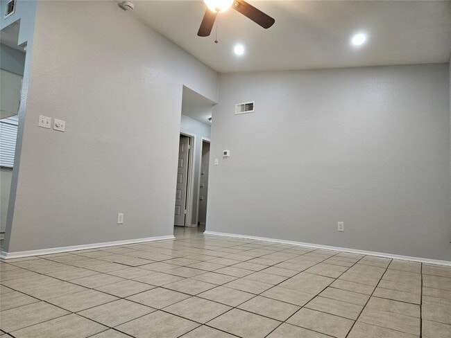 Building Photo - 2305 Cottonwood Dr