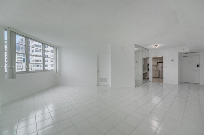 Building Photo - 801 Brickell Bay Dr