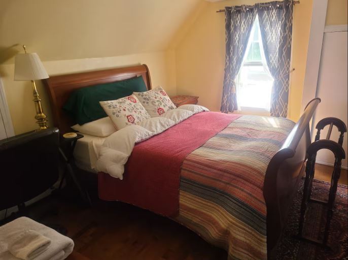 2nd floor large Bedroom w Smart Tv, loveseat and desk - $950/mo - - 9 Hobson Ave