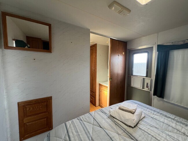 Building Photo - SHORT TERM FOOTHILLS RETREAT!