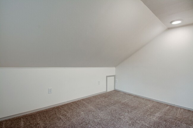 Building Photo - 3 bedroom/3 Bathroom House- In Town with Large yard