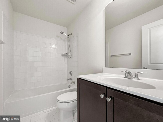 Building Photo - 439 Foxglove Way