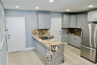 Building Photo - 382 E Royal Palm Rd