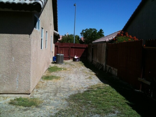 Building Photo - Thousand palms House