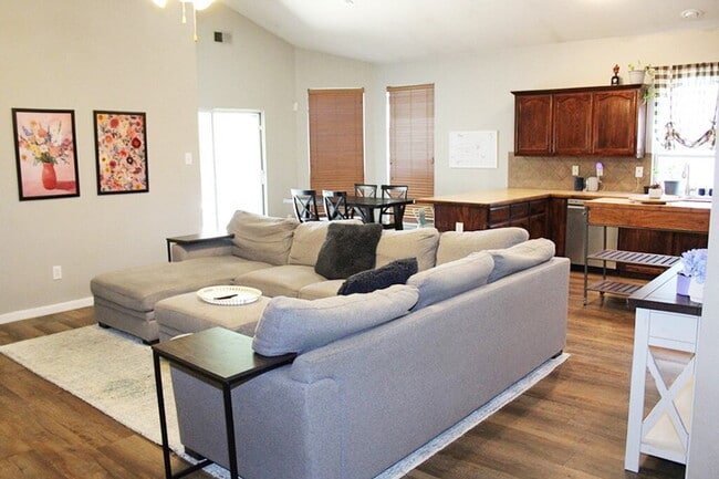 Building Photo - "Spacious 3-Bedroom 2-Bath Retreat in Fort...