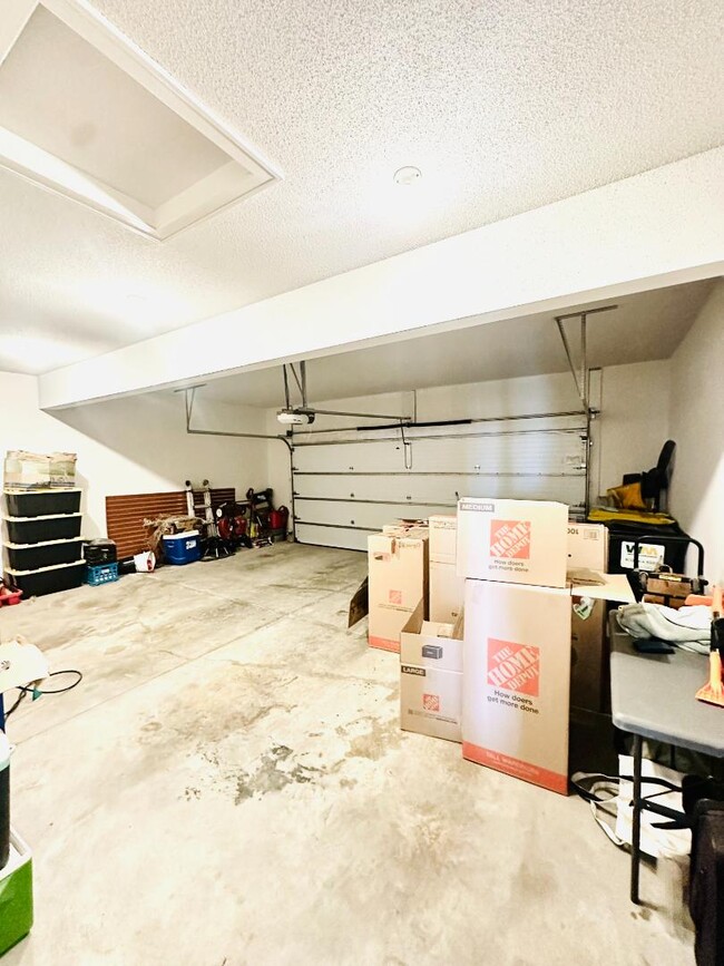 Building Photo - 16525 Hardy St