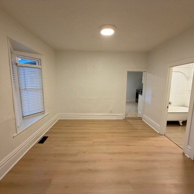 Building Photo - Large 3 bedroom home with a den!