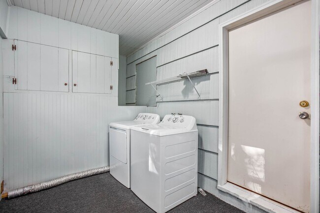Building Photo - 5038 Pinewood Dr