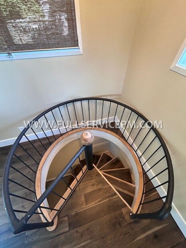 Building Photo - Exceptional South Beacon Hill 3 BD 2 BA! Huge Deck!