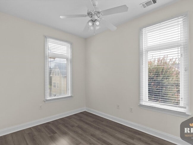 Building Photo - 3 Story Townhome, New Wood Floors, Great W...