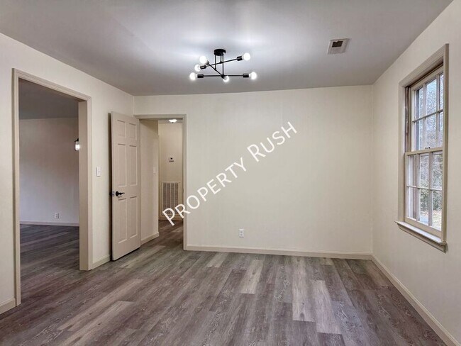 Building Photo - 1820 Tunnel Blvd