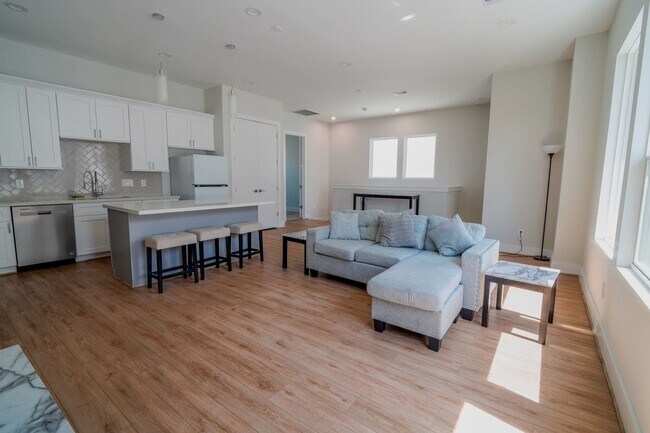 Building Photo - Modern Comfort in a Prime Location