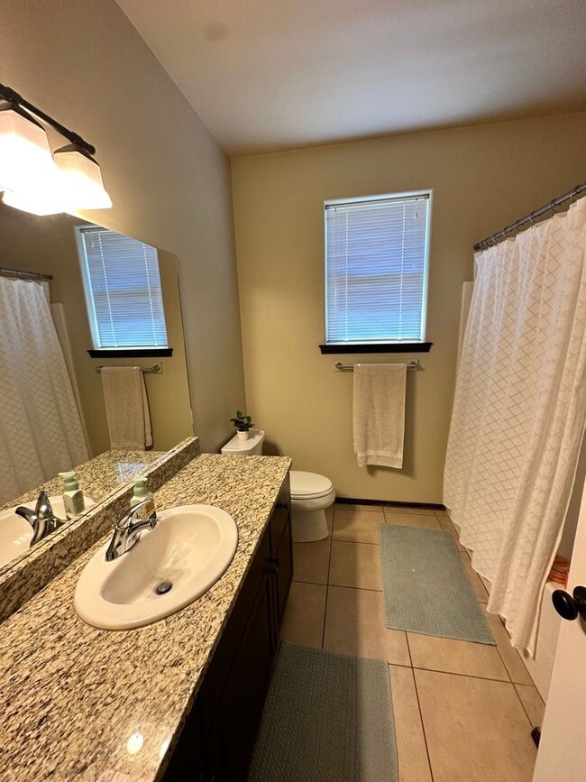 Building Photo - Spacious Home!