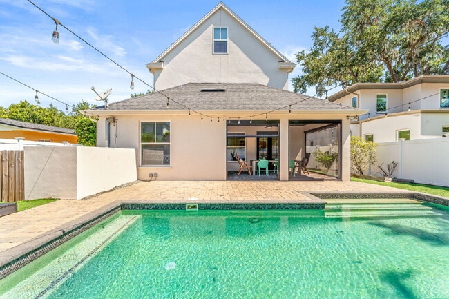 Building Photo - Experience Elegance and Comfort: Spacious ...