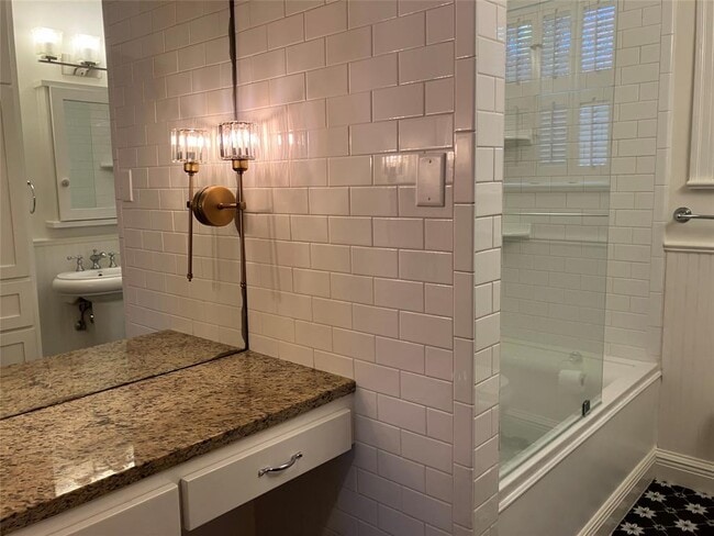 Building Photo - 1916 W 39th St