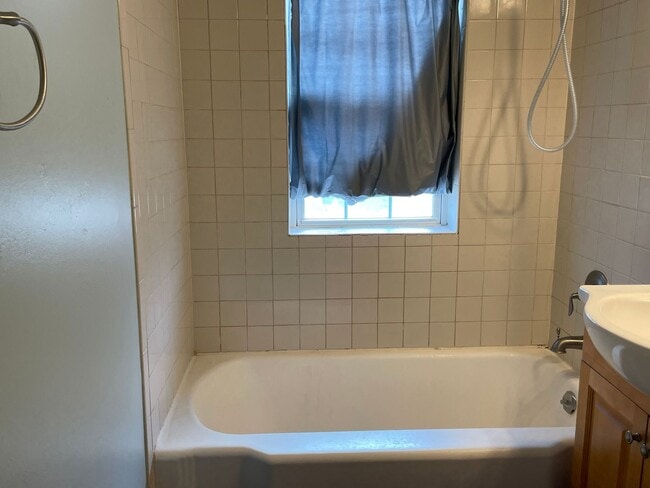 Building Photo - Cute Home in the Heart of Green Bay! PETS WELCOME