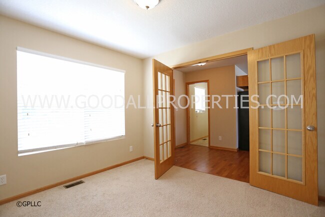 Building Photo - 3-Bedroom, 2.5-Bath Home in Urbandale with Attached 2-Car Garage
