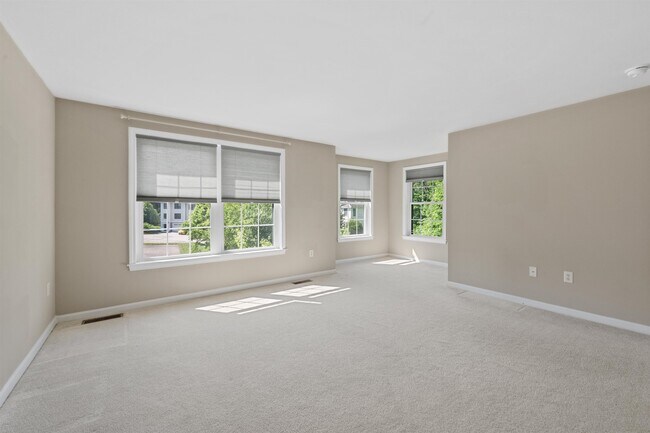 Building Photo - 41 Village Dr