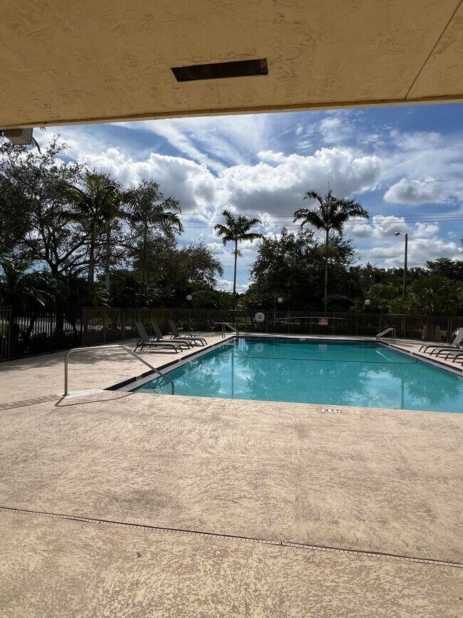 Building Photo - 1453 Lake Crystal Dr