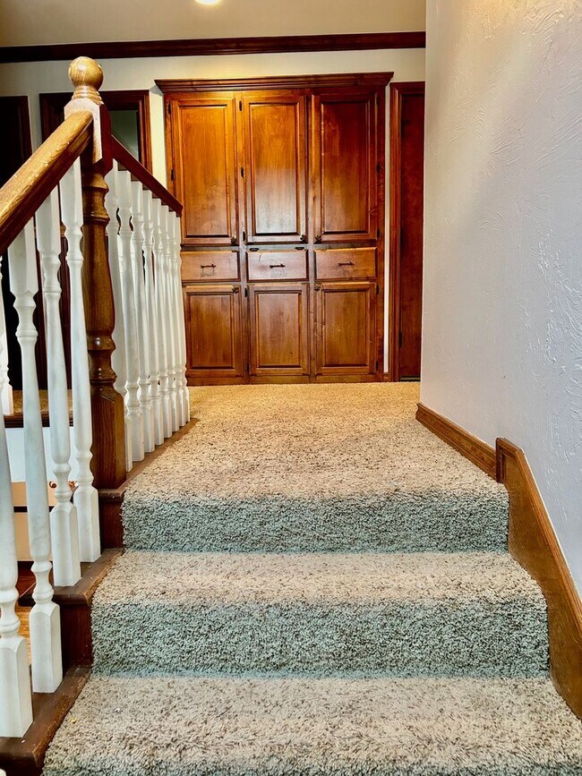 Building Photo - Oak Tree with a pool!!