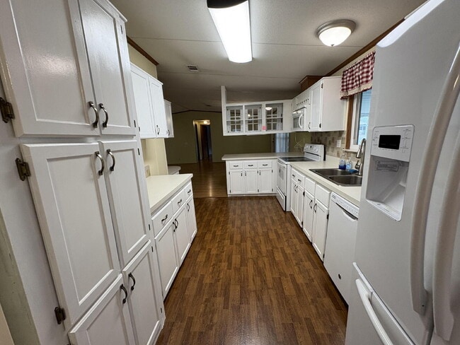 Building Photo - charming 3-bed, 2-bath home is located in the highly desired Strawberry Crest 55+ community