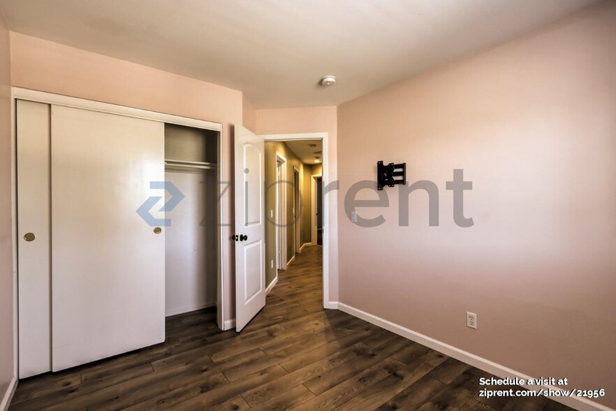 Building Photo - 9404 Lazy Creek Dr