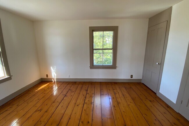 Building Photo - 12 Scholes Ln