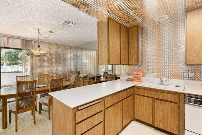 Building Photo - 2604 N Whitewater Club Dr