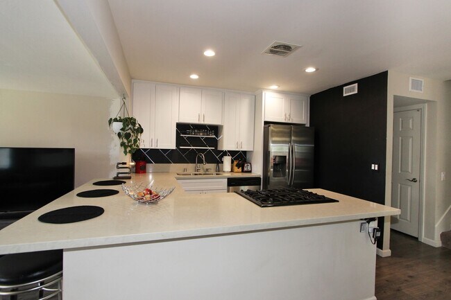 Building Photo - 4 Bedroom 2 Bathroom Home  - Move in special