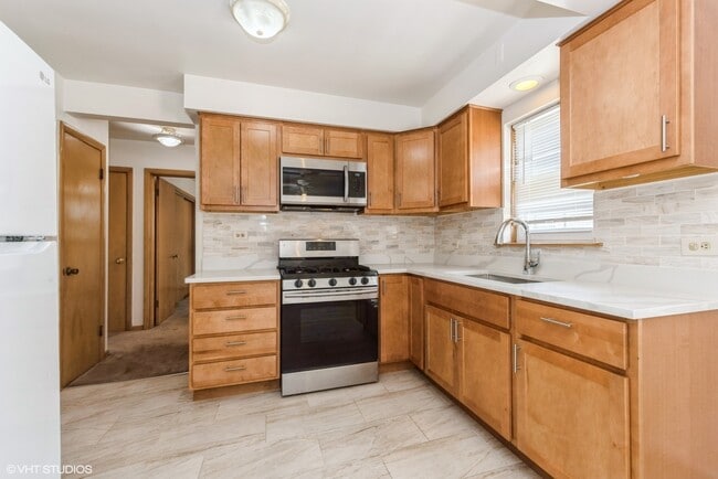 Building Photo - 4752 N Menard Ave