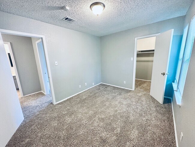 Building Photo - 1318 Southport Dr