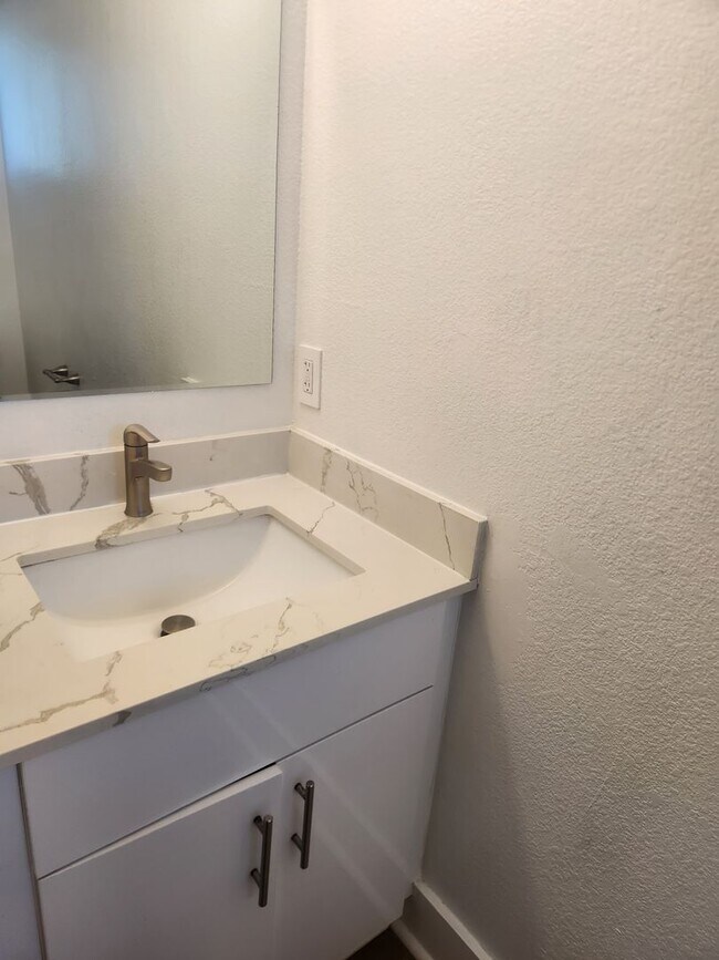 Building Photo - Clean and bright throughout, 2-bedroom, 1.5 Bathroom, two story unit in a great Windsor location!