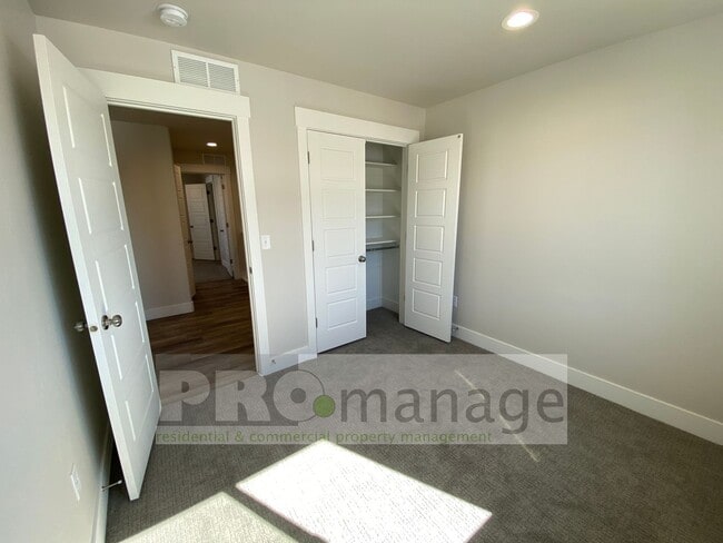 Building Photo - Townhouse