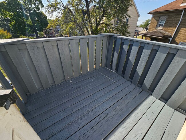 Building Photo - Spacious 3 bedroom 1 bathroom Apartment fo...