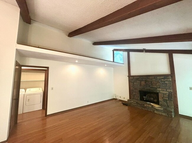 Building Photo - Two Bedroom Cottage Style Home Nestled in ...