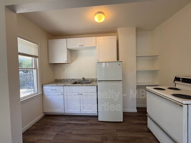 Building Photo - 56 1/2 S. Wells Avenue