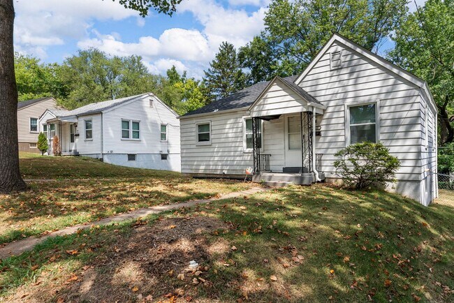 Building Photo - Charming Updated 2 Bed, 1 Bath Ranch – A H...