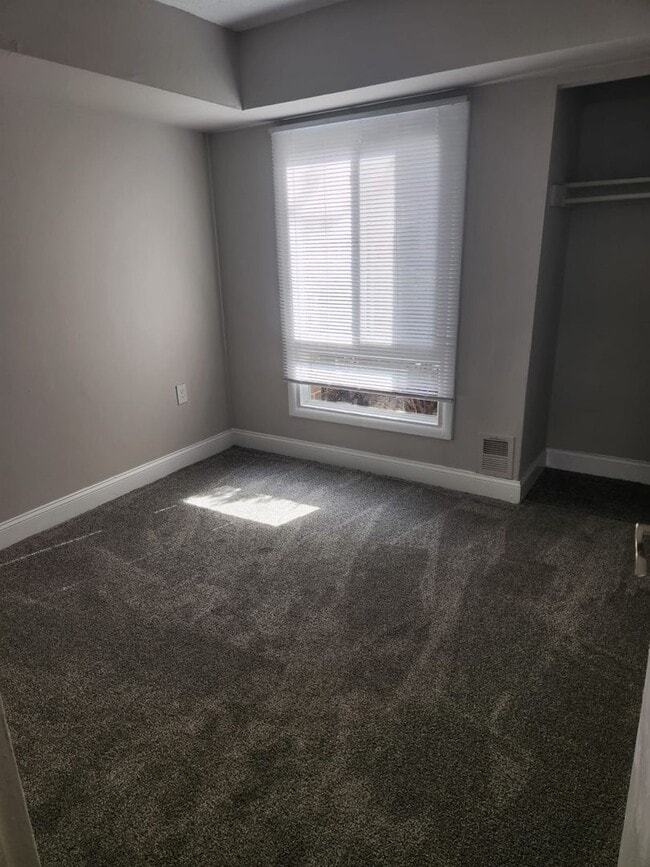 Building Photo - Spacious Two Bedroom Apartment Home Availa...