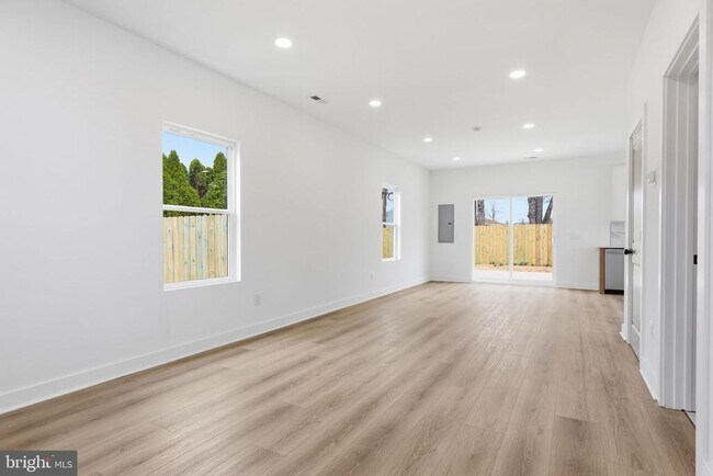 Building Photo - 31 Swan Ln