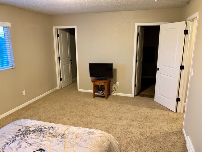 Building Photo - 3 bedroom 2.5 bath townhome