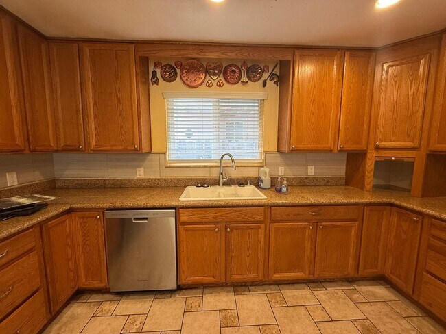 Building Photo - Beautiful Spring Valley home