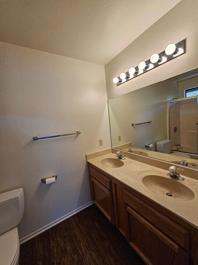 Building Photo - 2356-2356 Bushnell St