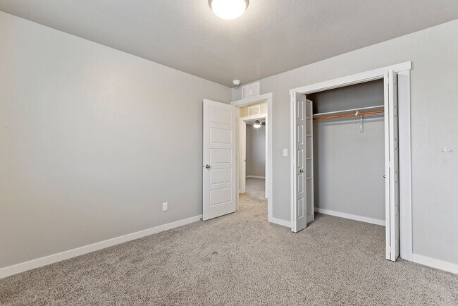 Building Photo - Upgraded 4 Bed 2.5 Bath Home