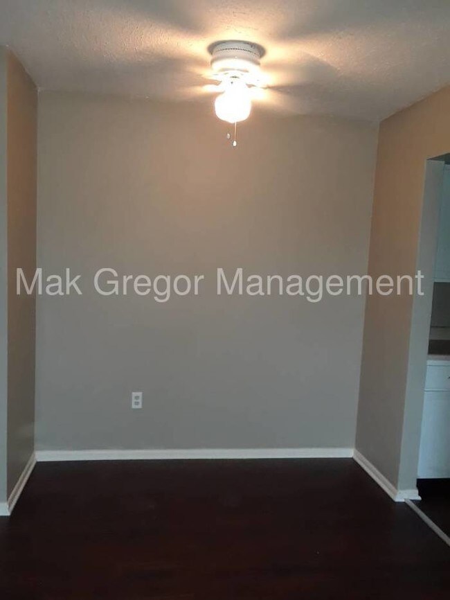 Building Photo - 2 BDRM Apt, New Flooring, Appliances, C/A.