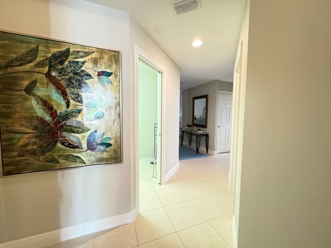 Building Photo - Newly Renovated & Available Now - Furnishe...