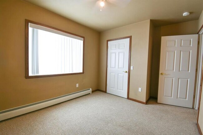 Building Photo - 830 E Elm Dr