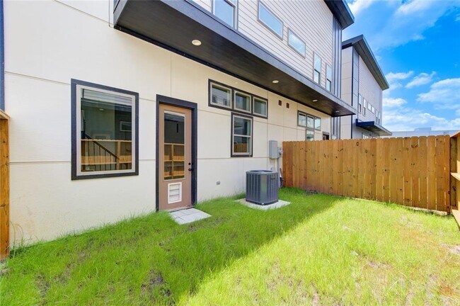 Building Photo - 13102 Honey Suckle Ridge Ln