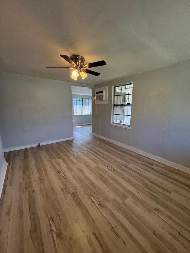 Building Photo - 3023 Oak Forest Ln