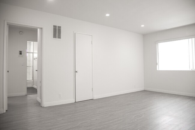 Building Photo - 725 Hayworth Apartments