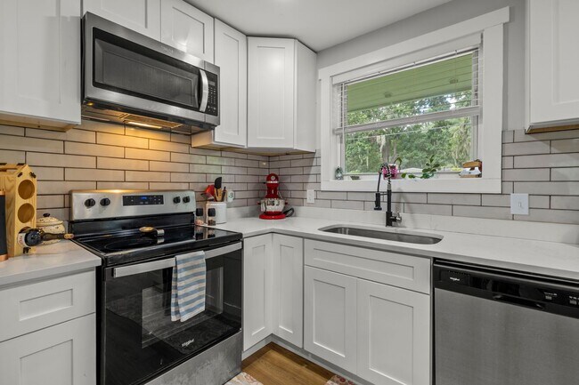 Building Photo - BEAUTIFULLY REMODELED, CONVIENENTLY LOCATE...